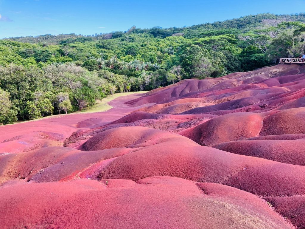 Paysage des terres de couleur à l’île Maurice illustrant la diversité naturelle de la destination