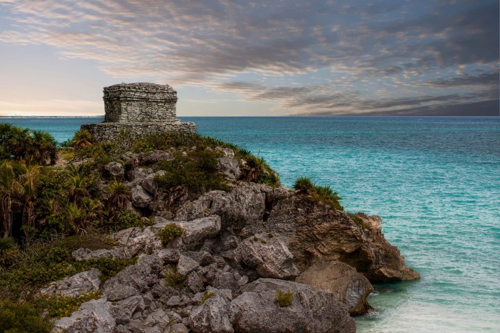 Ruines mayas de Tulum surplombant la mer des Caraïbes sur la Riviera Maya au Mexique