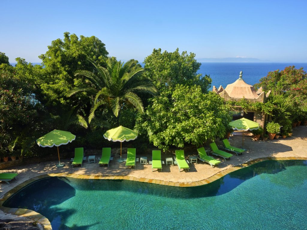 Piscine de la Villa Mabrouka à Tanger au Maroc avec vue sur la mer, boutique hôtel de luxe dans un jardin méditerranéen