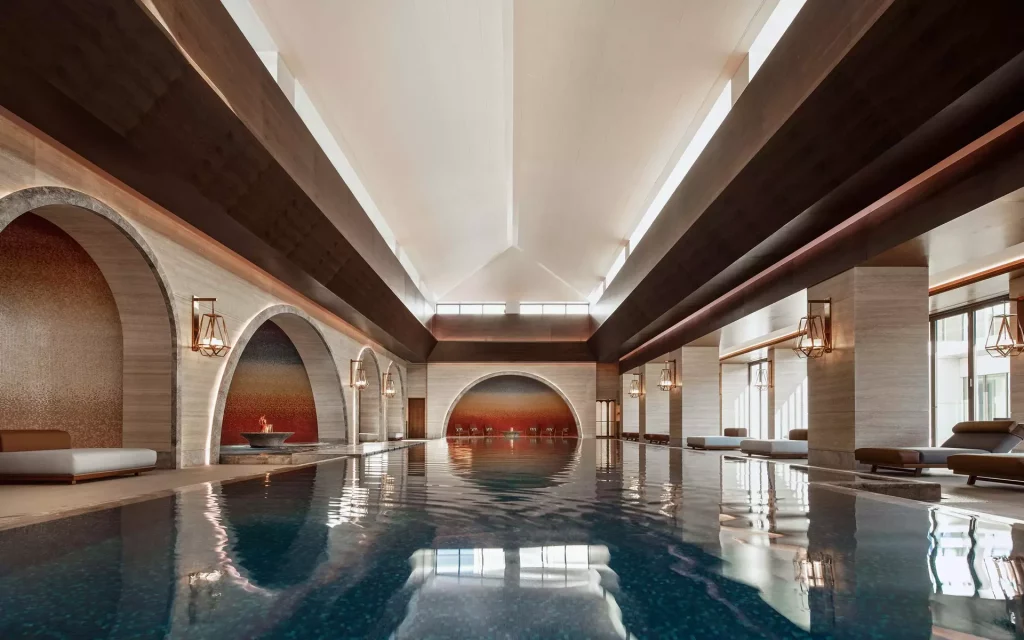 Piscine intérieure du Chenot Espace Spa & Wellness Center au One&Only Portonovi