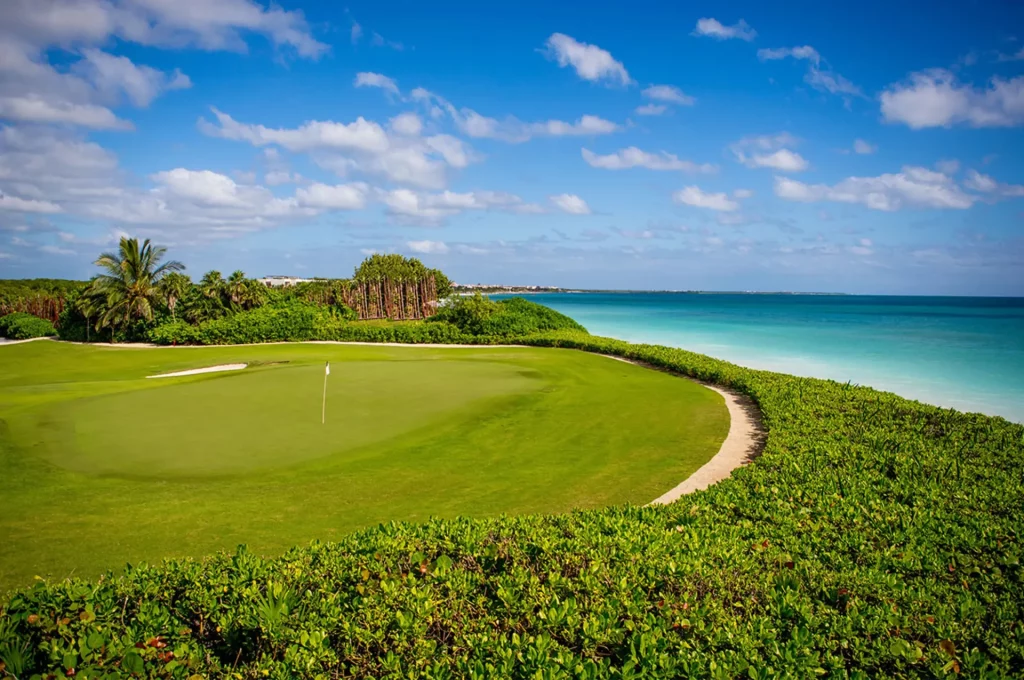 Green du parcours de golf El Camaleón du Rosewood Mayakoba en bord de mer des Caraïbes, Riviera Maya Mexique