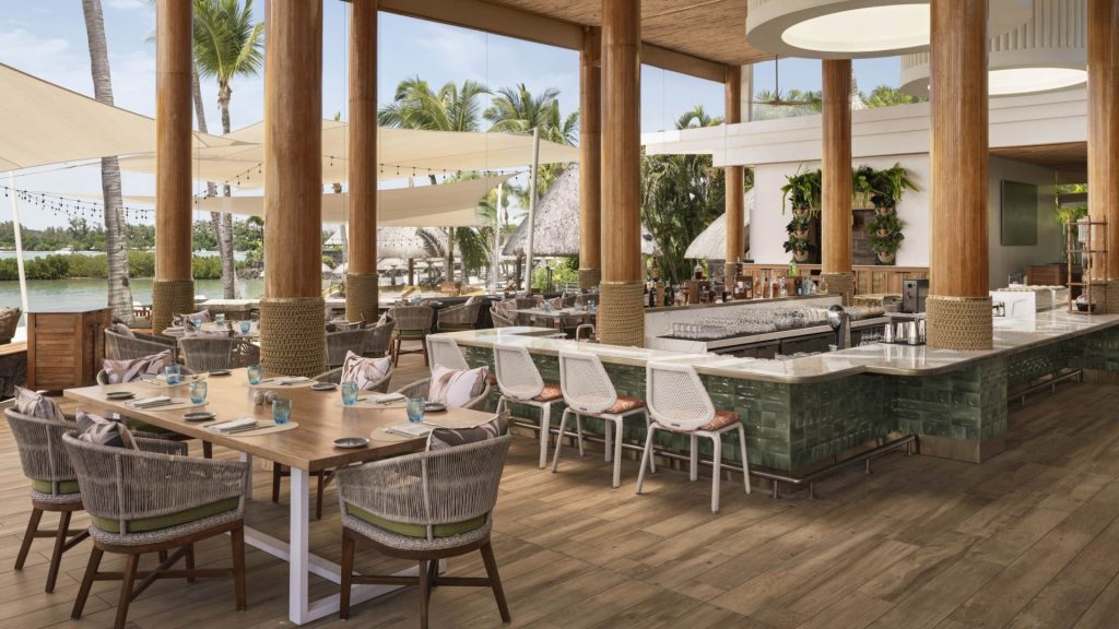 Restaurant Chaloupe au Four Seasons Resort Mauritius at Anahita avec terrasse ouverte sur le lagon