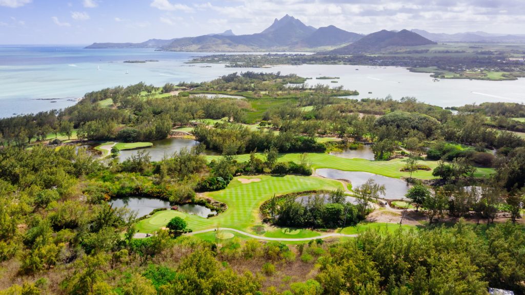Parcours de golf entre lagon et nature tropicale au Four Seasons Resort Mauritius at Anahita