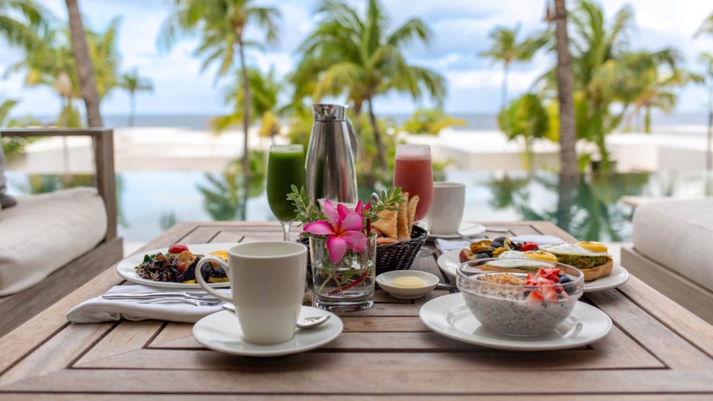 Petit-déjeuner en villa au Four Seasons Resort Mauritius at Anahita avec vue sur la piscine et le lagon