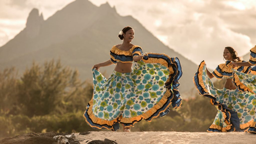 Danse traditionnelle à l’île Maurice dans un paysage naturel mauricien