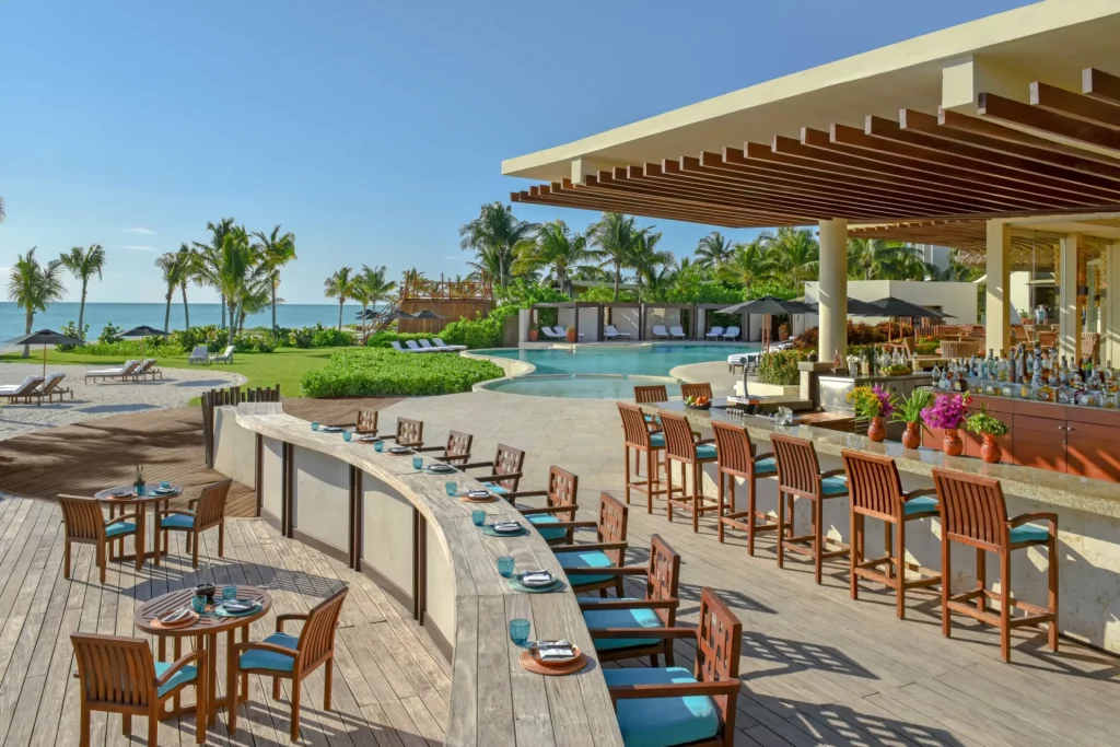 Terrasse du restaurant Punta Bonita du Rosewood Mayakoba avec bar, piscine et vue sur la mer des Caraïbes, Riviera Maya Mexique