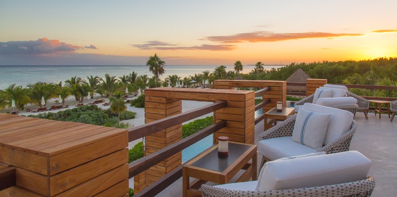 Terrasse du Raw Bar de Chablé Maroma au coucher de soleil avec vue panoramique sur la mer des Caraïbes et la plage de Punta Maroma, Riviera Maya Mexique