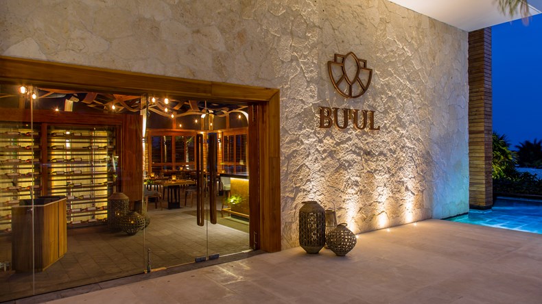 Entrée du restaurant Bu'ul de Chablé Maroma de nuit, façade en pierre calcaire illuminée avec logo, Riviera Maya Mexique