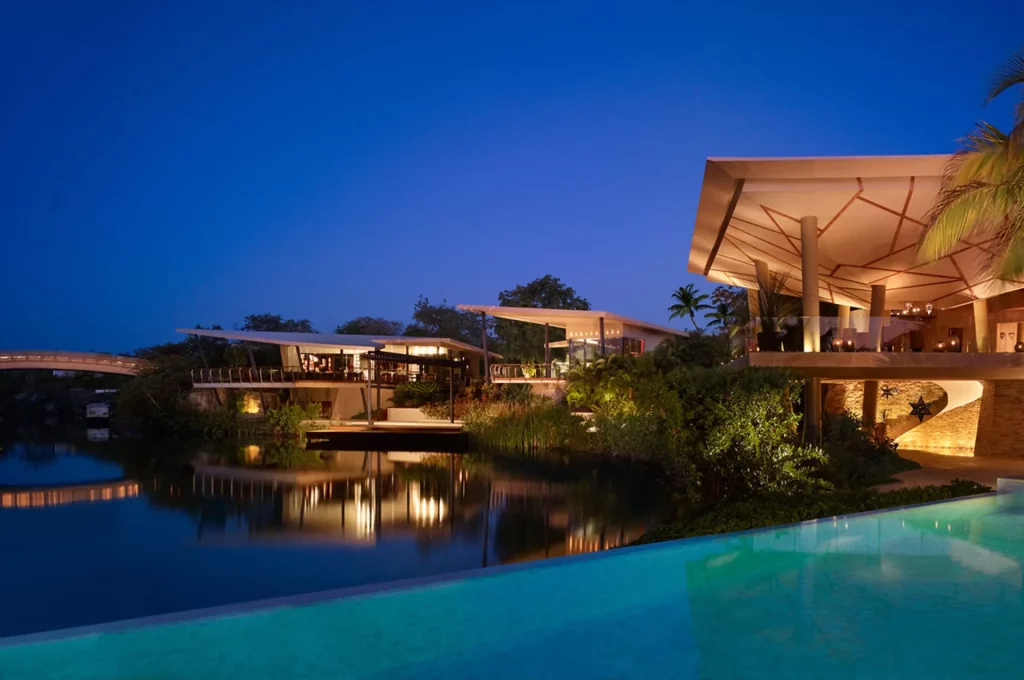 Rosewood Mayakoba — Architecture et lagon de nuit, Riviera Maya