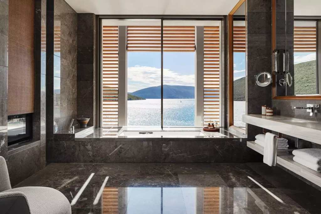 Salle de bain avec vue sur Boka Bay