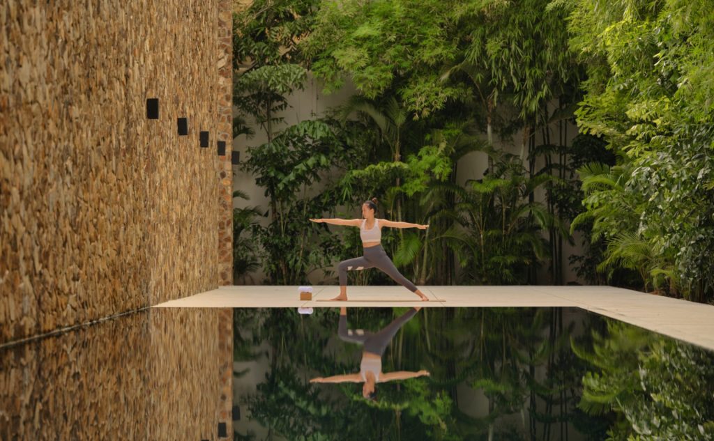 Séance de yoga à Amansara près du bassin de réflexion à Siem Reap