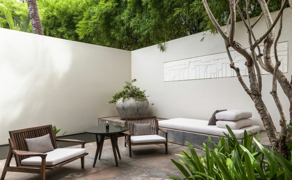 Cour privée de la Courtyard Suite à Amansara avec bassin de réflexion et jardin tropical