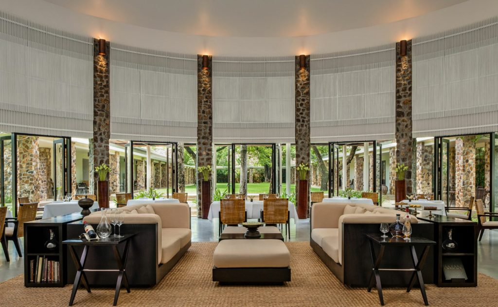 The Dining Room à Amansara avec architecture circulaire et terrasse ouverte à Siem Reap