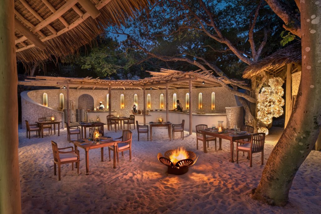 Dîner en plein air sur le sable blanc, andBeyond Mnemba Island, Zanzibar