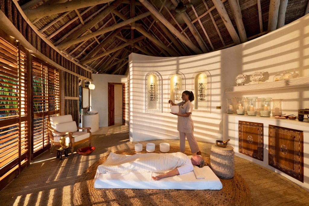 Thérapie par les bols chantants au Wellness Banda, andBeyond Mnemba Island, Zanzibar