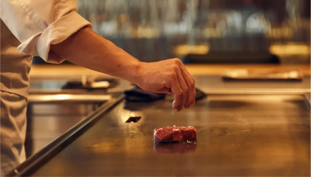 Chef au teppanyaki du restaurant Fuji Kanda, Gora Kadan Fuji