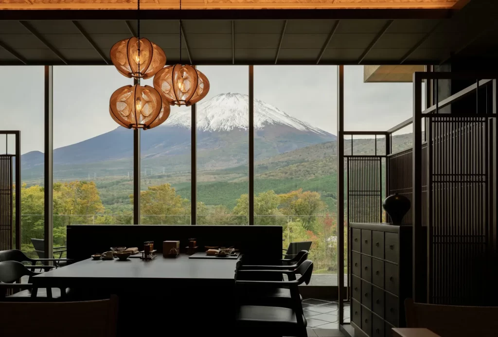 Salle du restaurant Kaiseki Kadan avec vue panoramique sur le mont Fuji, Gora Kadan Fuji