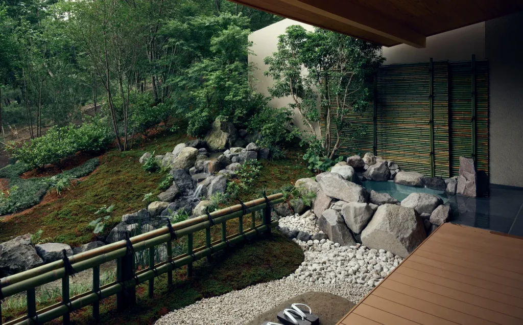 Bain en onsen serti dans un jardin japonais à Gora Kadan Fuji, Shizuoka