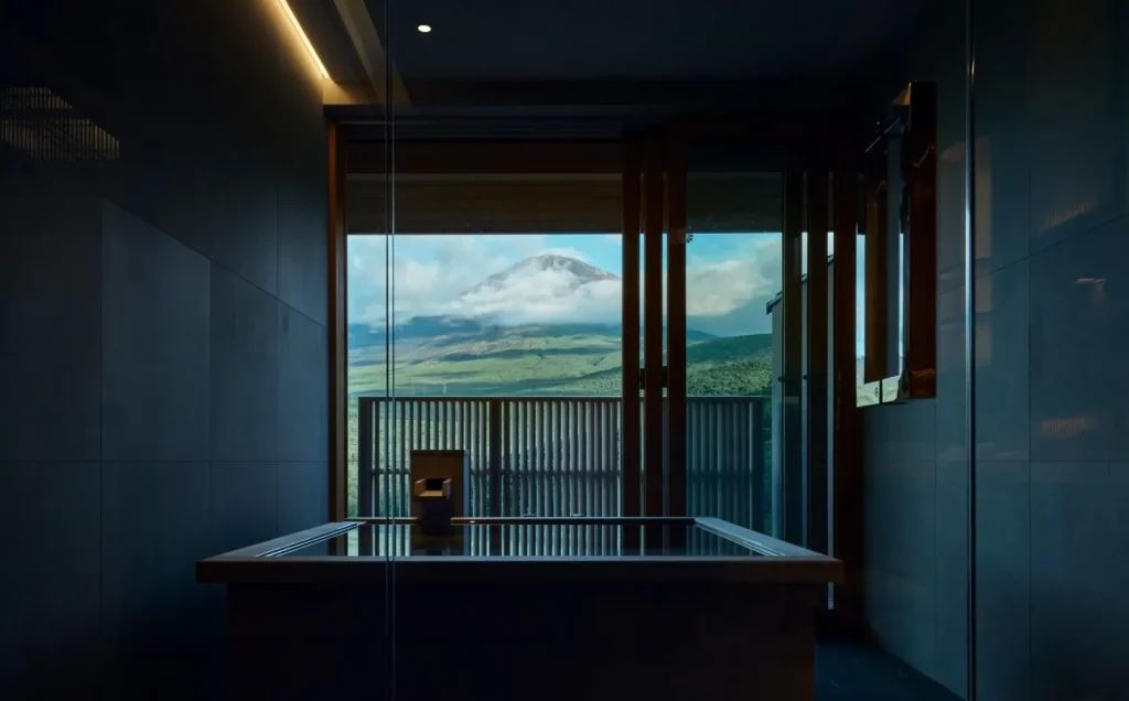 Bain en bois d'Aomori Hiba avec vue sur le mont Fuji dans la Roof Top Suite Kaze de Gora Kadan Fuji
