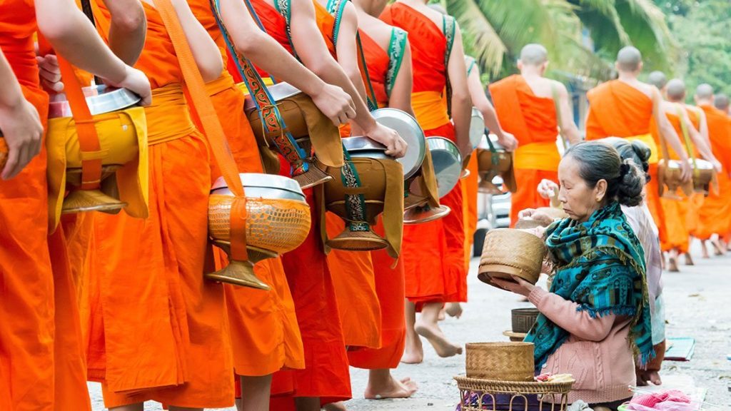 Moines bouddhistes à Luang Prabang lors de la cérémonie des offrandes