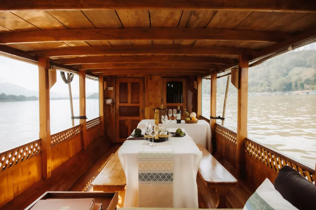 Embarcation privée sur les rivières de Luang Prabang avec table dressée