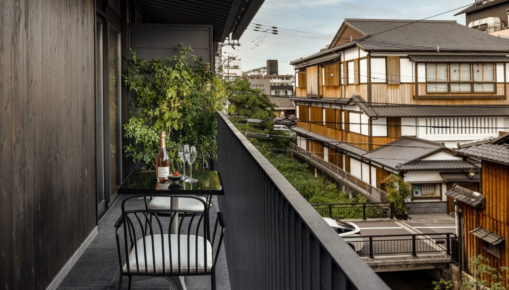 Balcon de la Hinoki Suite à The Shinmonzen avec vue sur Gion Shirakawa à Kyoto
