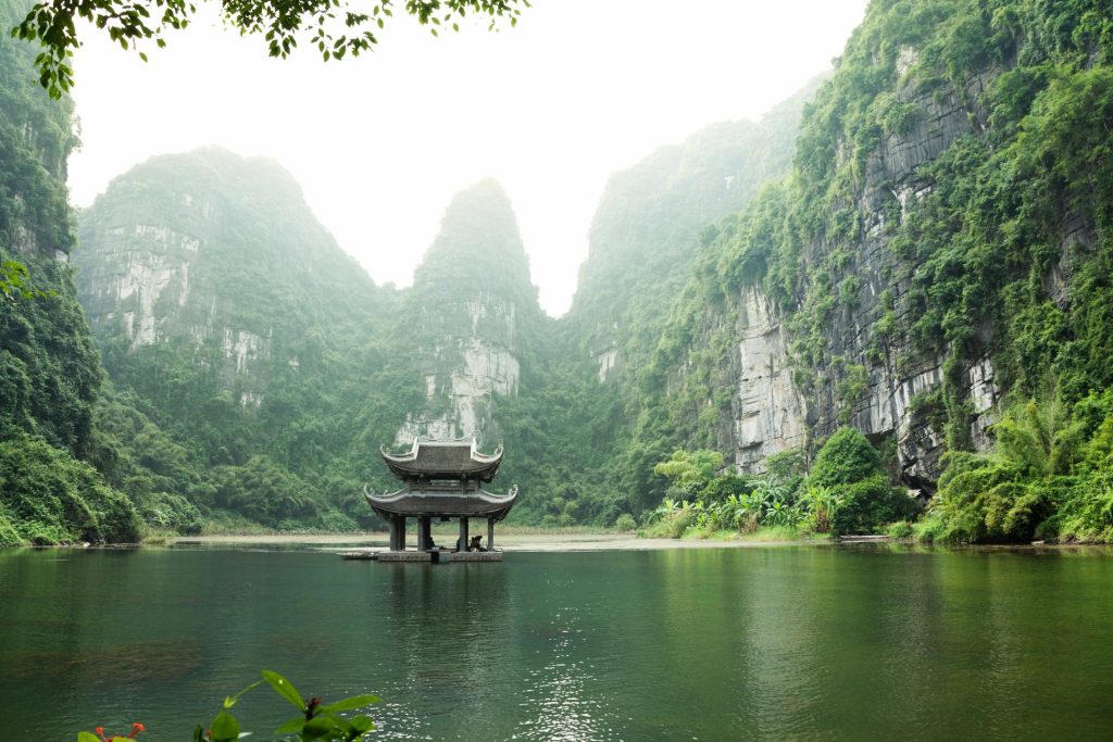 Paysage de Tràng An à Ninh Bình au Vietnam, entre eau calme et falaises karstiques