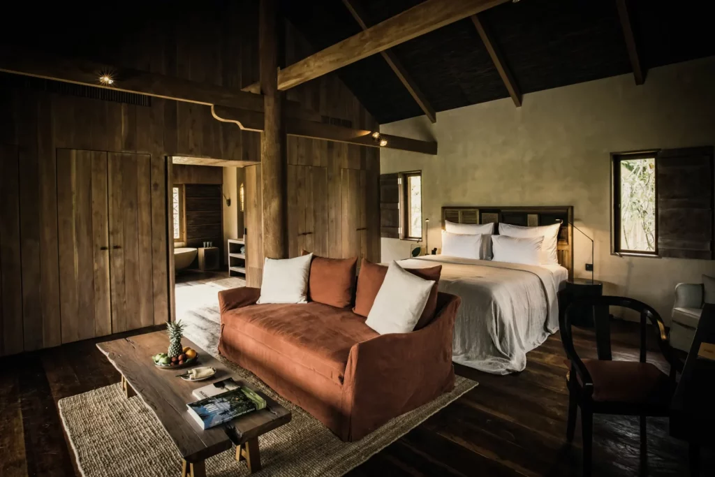 Chambre de la Pool Villa à Zannier Phum Baitang avec décoration khmère et mobilier en bois