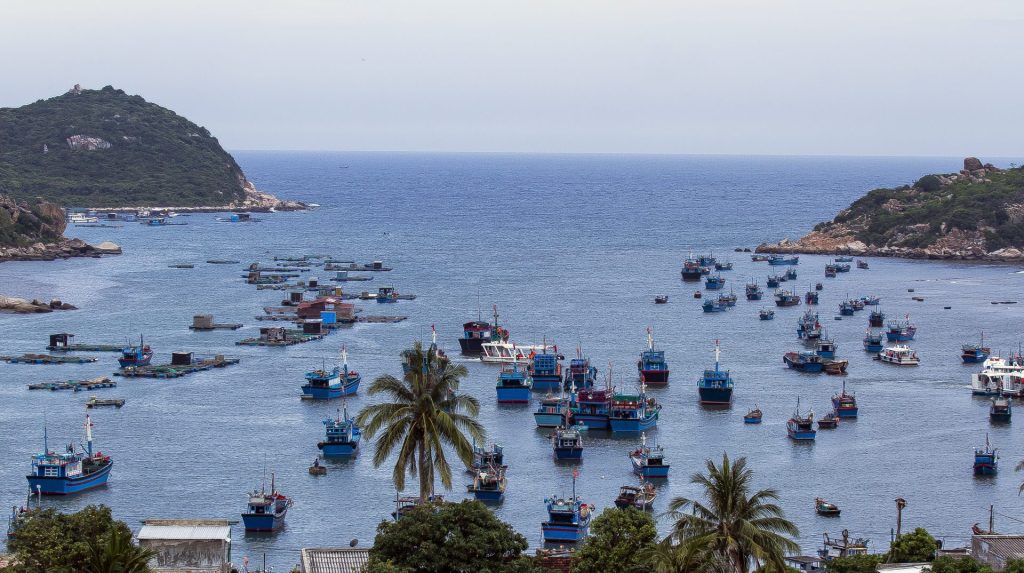 Bateaux de pêche dans la baie de Vinh Hy au Vietnam