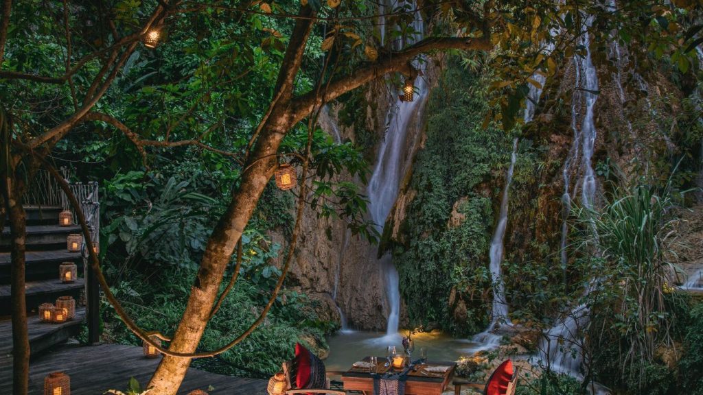 Dîner privé au bord du Hidden Spring Lagoon à Avana Retreat