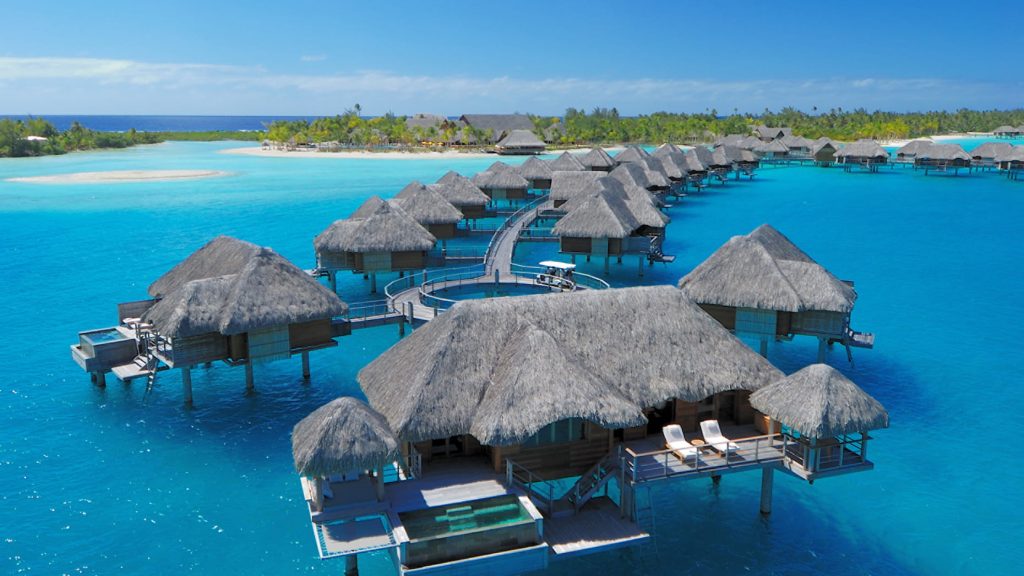 Suite sur pilotis avec piscine privée au Four Seasons Resort Bora Bora dans le lagon turquoise