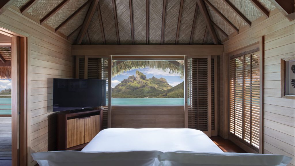 Chambre d’une suite du Four Seasons Resort Bora Bora avec vue sur le mont Otemanu