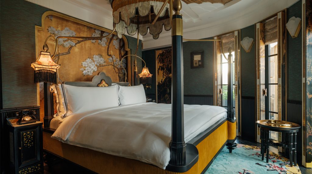 Intérieur de l’Opera Suite du Capella Hanoi, inspirée de l’univers de l’opéra
