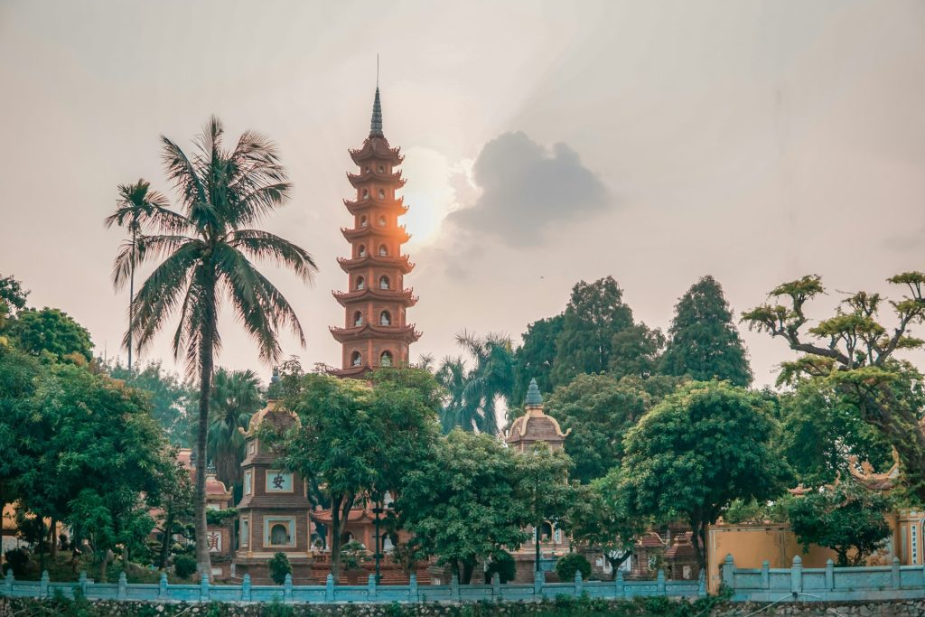 Pagode Trấn Quốc à Hanoï, entourée de végétation au bord du lac de l’Ouest