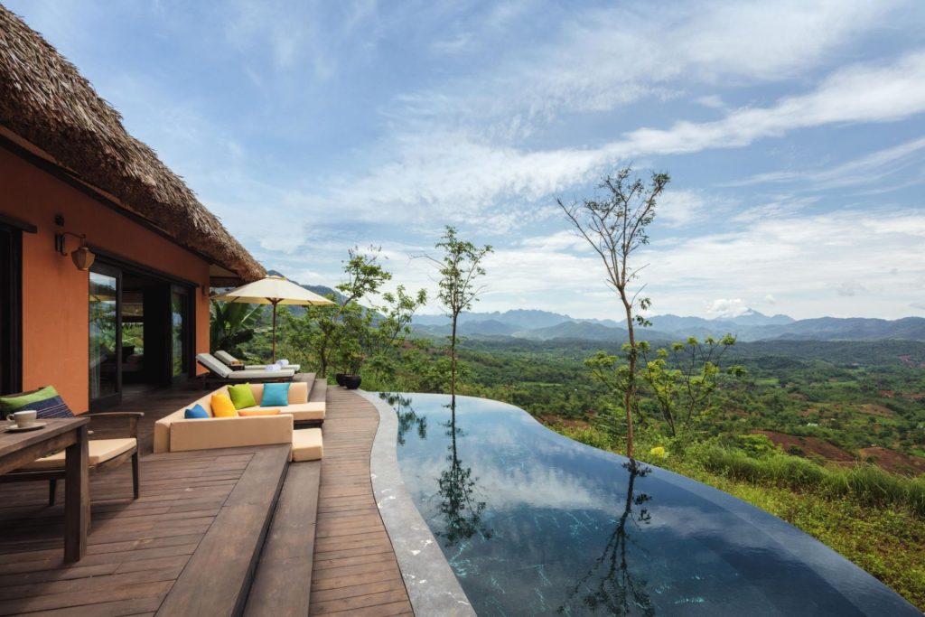 Piscine privée de la Senna Hilltop Pool Villa à Avana Retreat face aux montagnes de Mai Chau