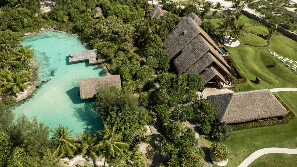 Te Mahana Spa entouré de végétation tropicale et du lagon à Bora Bora