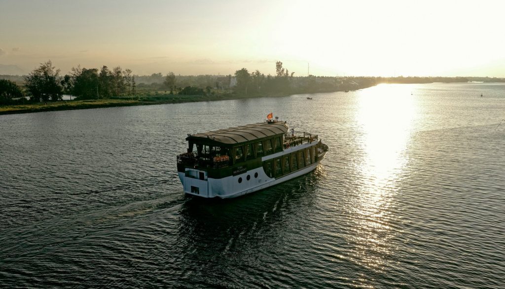 The Merchant River Cruise naviguant sur la rivière Thu Bon à Hoi An