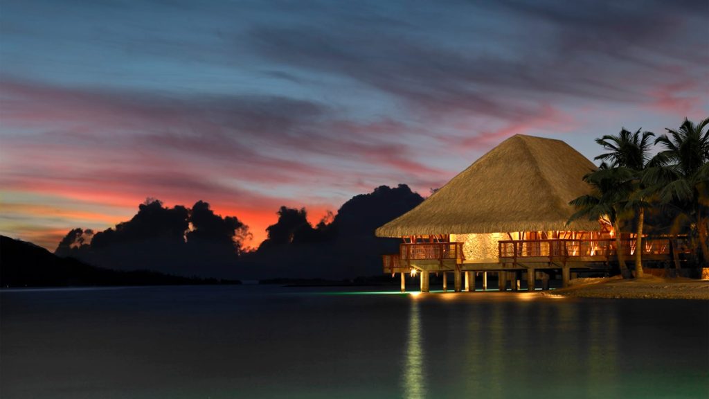 Restaurant Vaimiti sur pilotis au coucher du soleil à Bora Bora