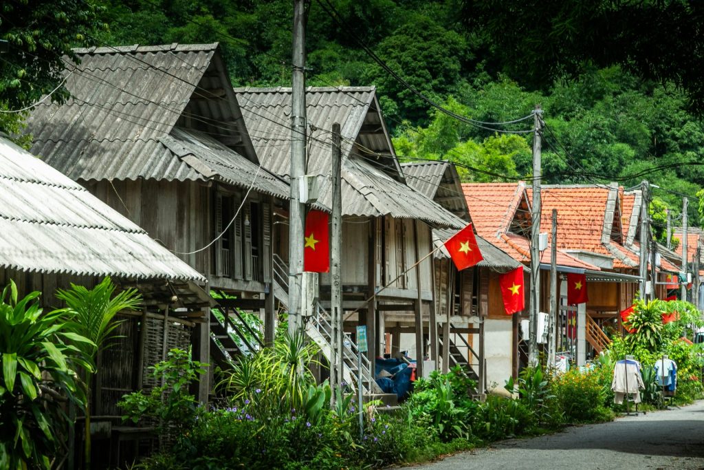 Maisons traditionnelles dans un village de Mai Chau au Vietnam