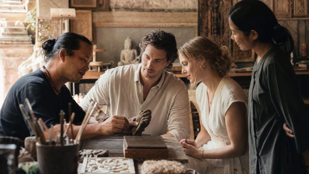 Couple découvrant le savoir-faire d’un artisan lors d’un voyage de luxe immersif