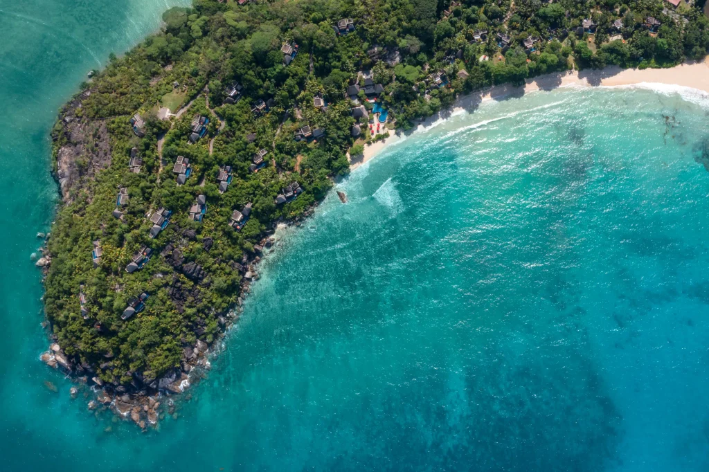 Vue aérienne d’Anantara Maia Seychelles Villas à Mahé, au cœur de la végétation face à l’océan Indien
