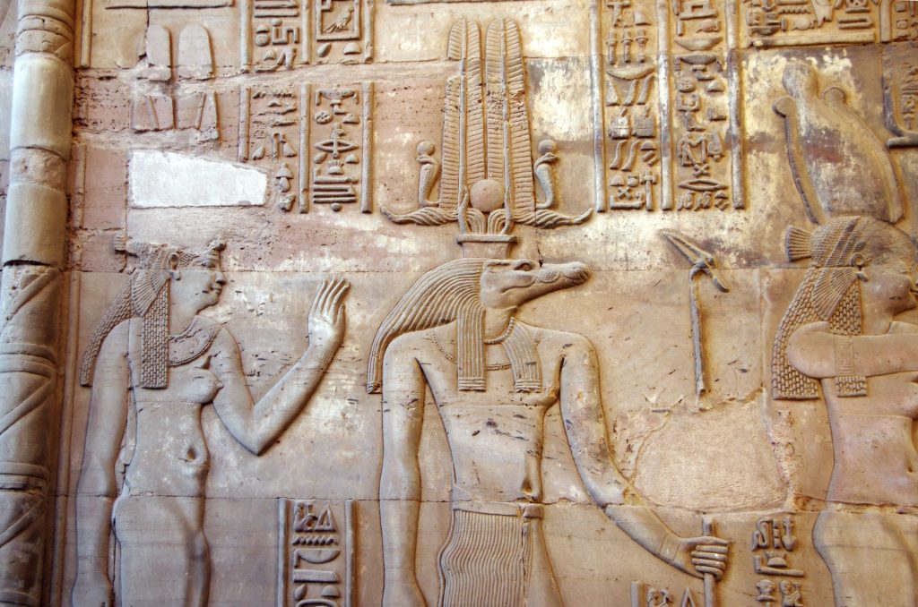 Bas-relief représentant le dieu Sobek au temple de Kom Ombo en Égypte
