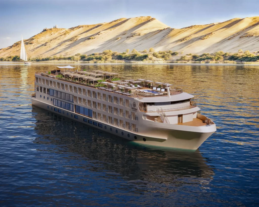 Nile Seray naviguant sur le Nil en Égypte, avec pont supérieur et piscine