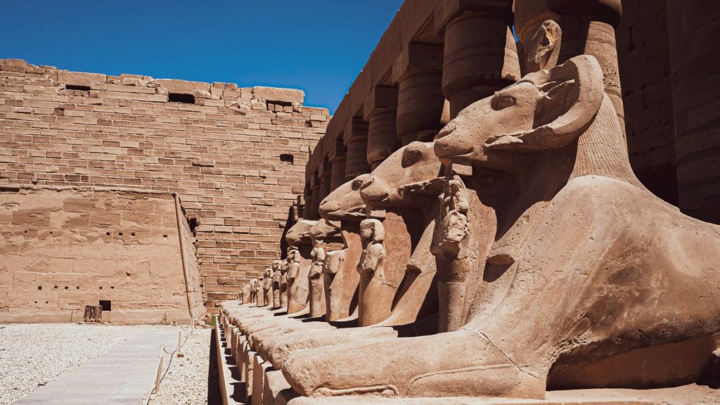 Allée de sphinx à tête de bélier au temple de Karnak à Louxor en Égypte