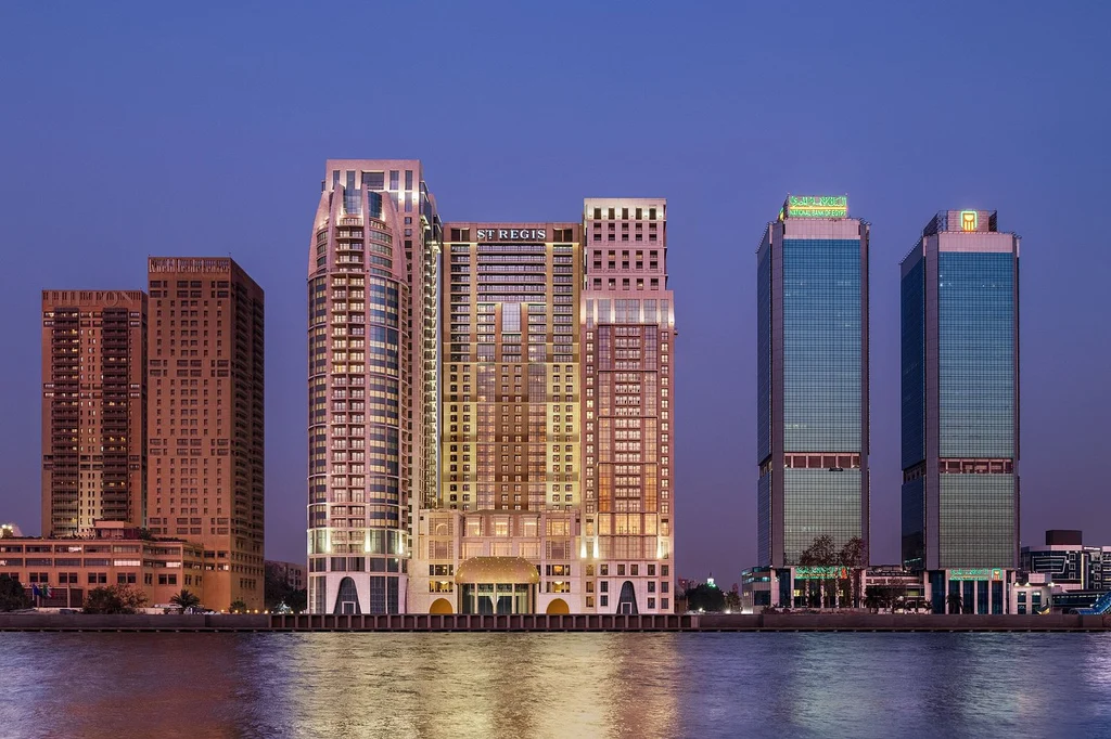 The St. Regis Cairo illuminé sur les rives du Nil au Caire