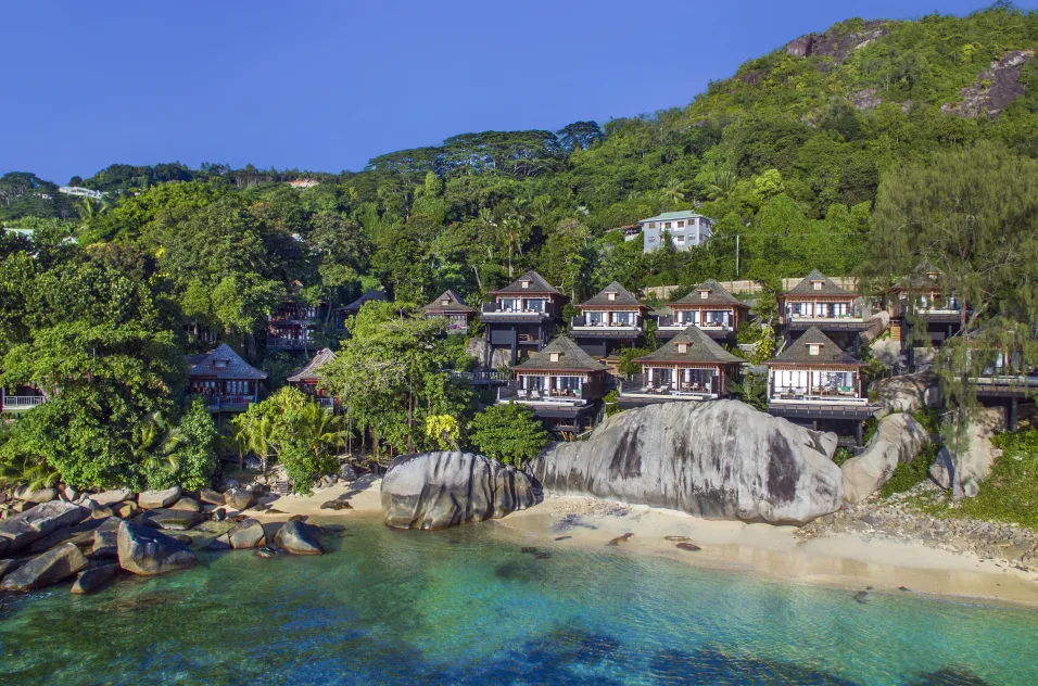 Vue du Hilton Seychelles Northolme Resort & Spa à Mahé, entre végétation tropicale, rochers granitiques et océan Indien