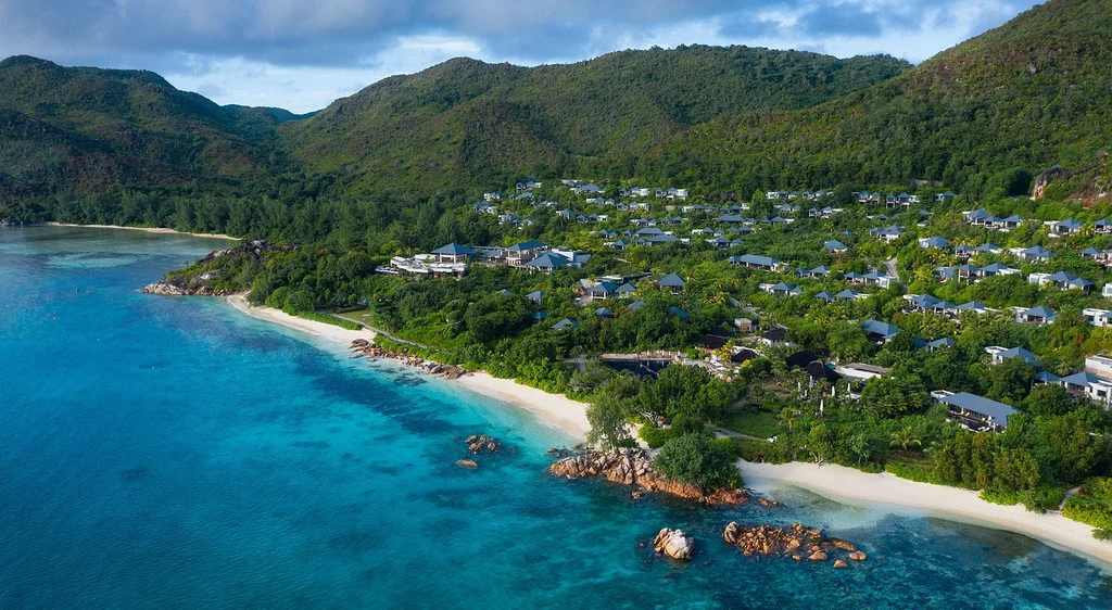 Vue aérienne du Raffles Seychelles à Praslin, entre végétation tropicale et océan Indien