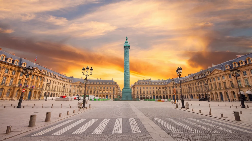 Place Vendôme à Paris au coucher du soleil, où se trouve Voyages de Luxe® au numéro 10