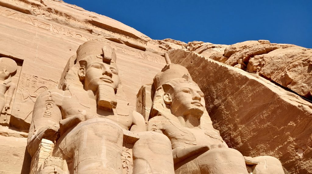 Colosses de Ramsès II sur la façade du grand temple d’Abu Simbel en Égypte