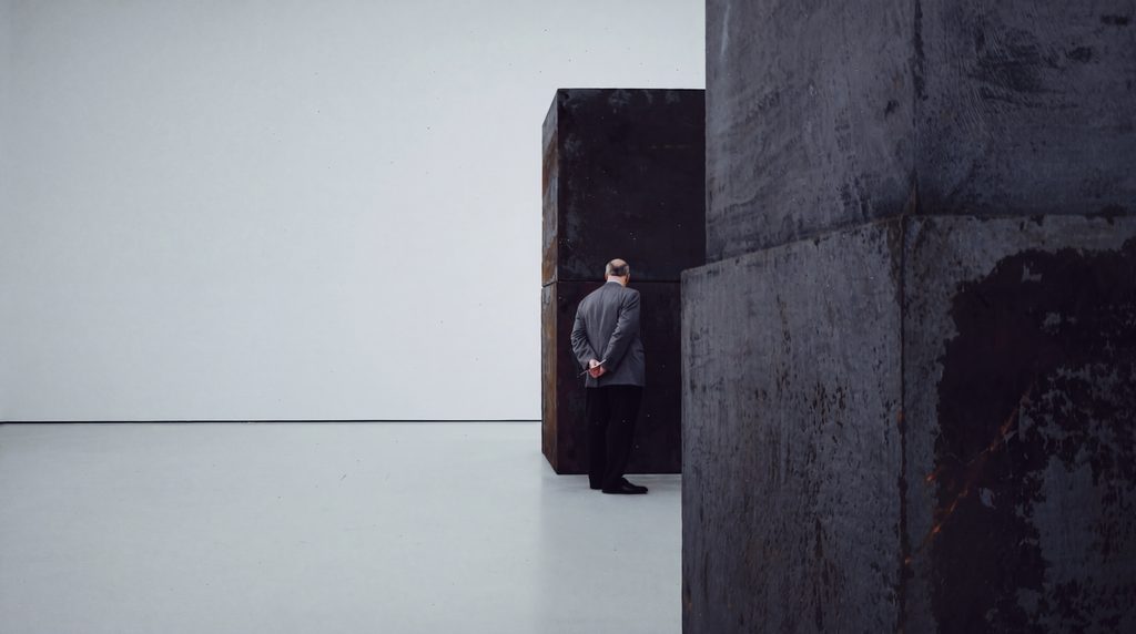 Visiteur observant des sculptures contemporaines au MoMA à New York